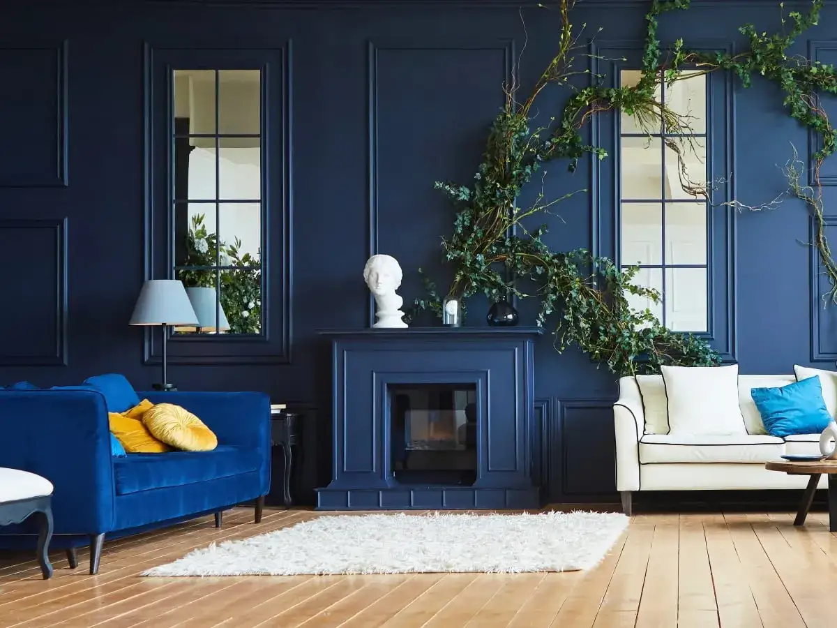 Salon z granatową ścianą: Jak stworzyć modne i funkcjonalne wnętrze?