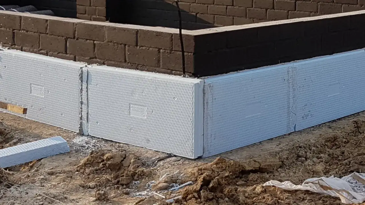 Izolacja fundamentów z białego styropianu, gotowa do zalania betonem. Pytanie: jaki cement na fundament?