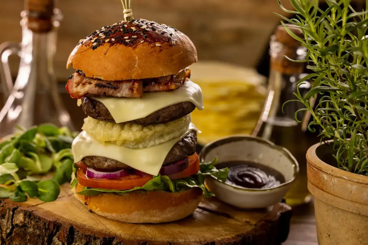 Jak doprawić burger wołowy, aby był soczysty i pełen smaku