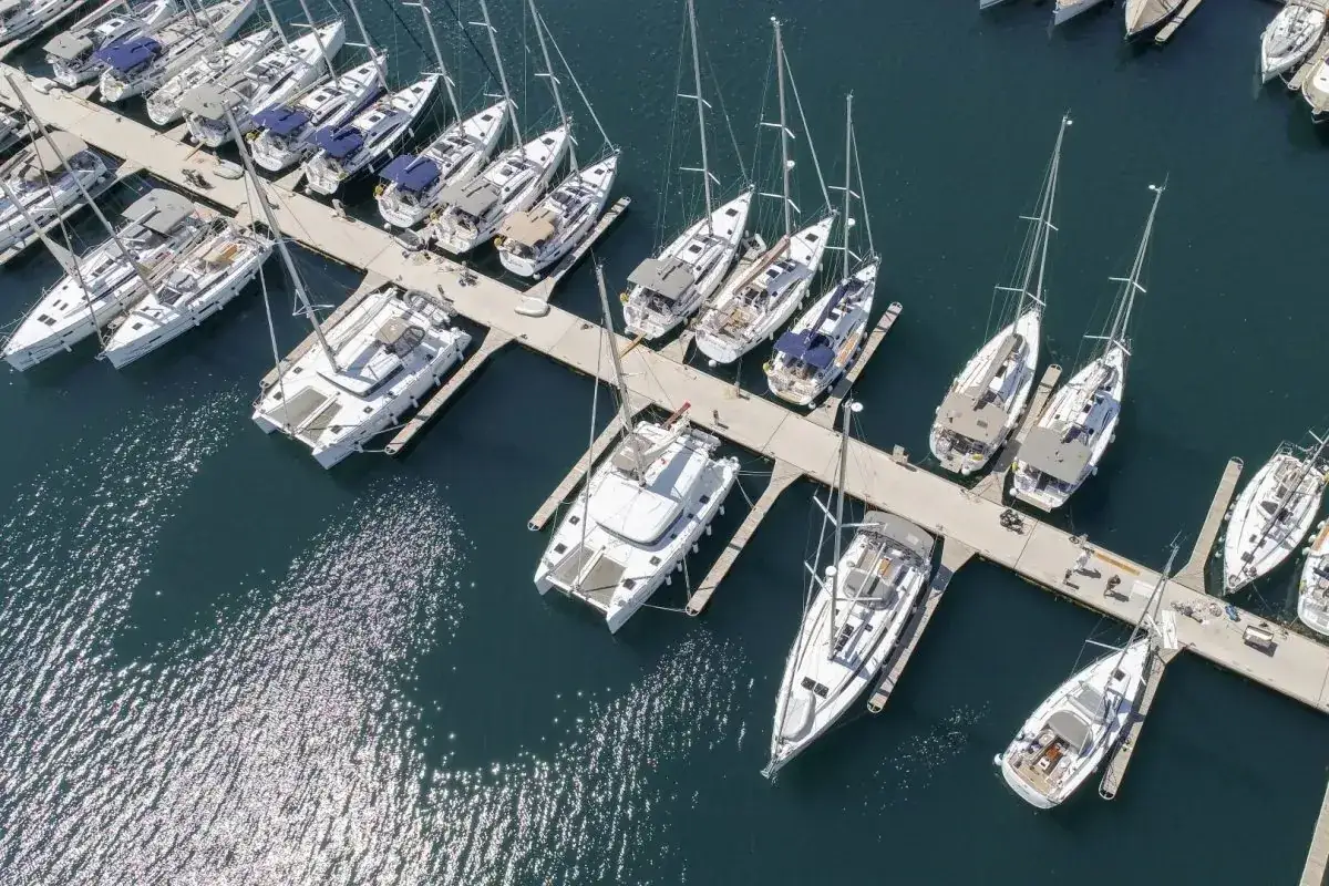 Ile kosztuje wynajem jachtu? Poznaj ukryte koszty i ceny