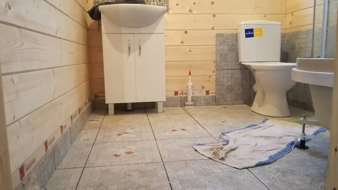 Jak zrobić łazienkę w starym drewnianym domu bez problemów z wilgocią