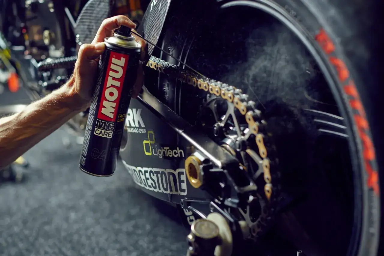 Motul wash & wax - skuteczne czyszczenie motocykli bez wody