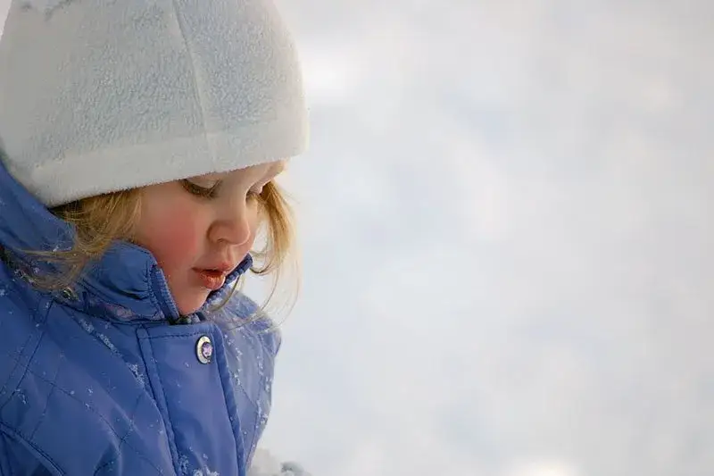 Spacer z dzieckiem zimą do jakiej temperatury? Bezpieczne granice