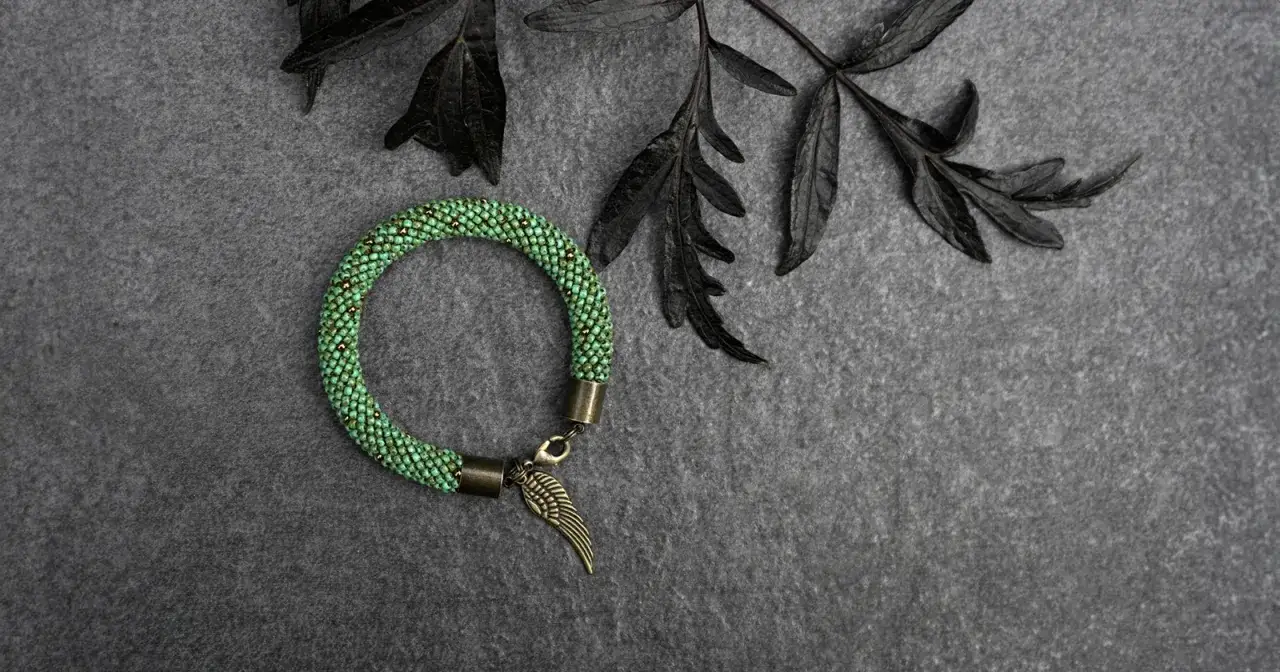 Zielona bransoletka co oznacza? Odkryj jej głębokie znaczenie i symbolikę