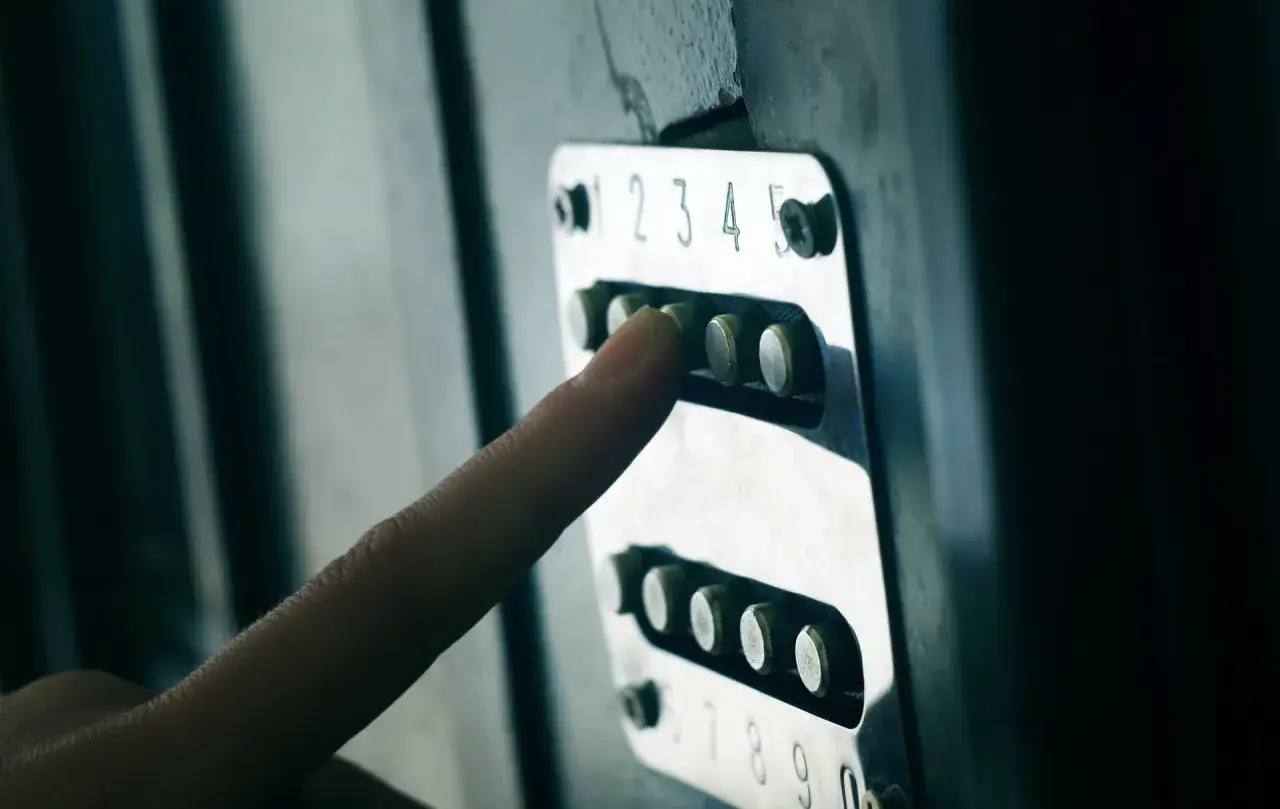 Uniwersalny kod do domofonu – dlaczego go nie ma i co wybrać?