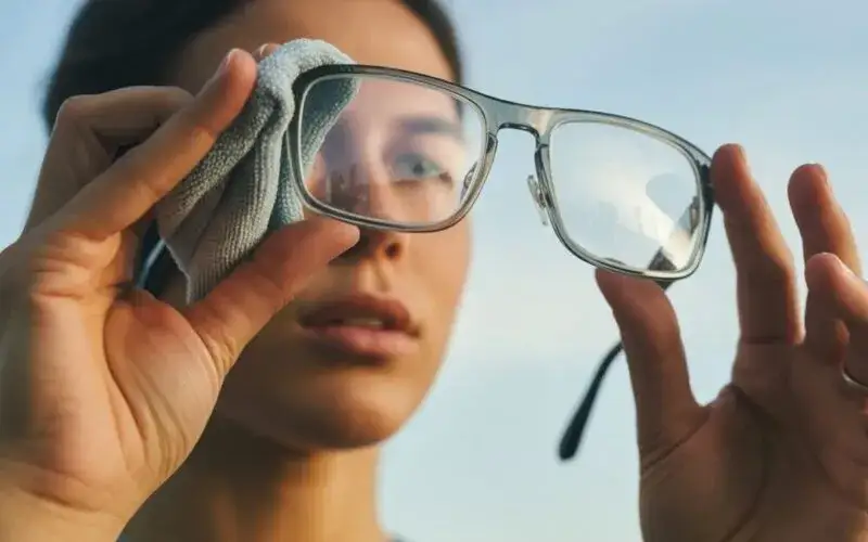 Jak wyczyścić oprawki okularów? Prosty poradnik krok po kroku