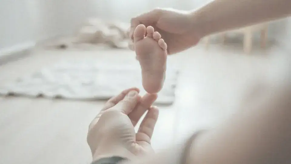 Kiedy z dzieckiem do fizjoterapeuty? Sygnały, których nie wolno ignorować