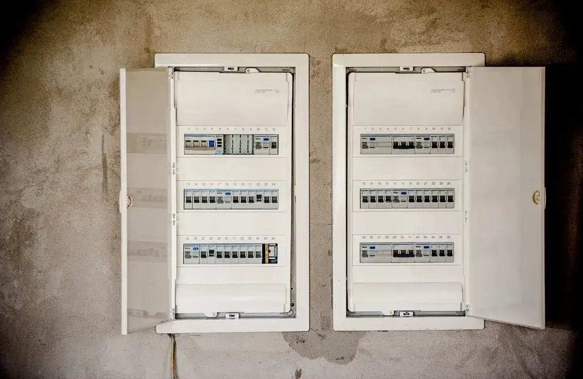 Jak idą kable w ścianie? Uniknij kosztownych błędów podczas remontu