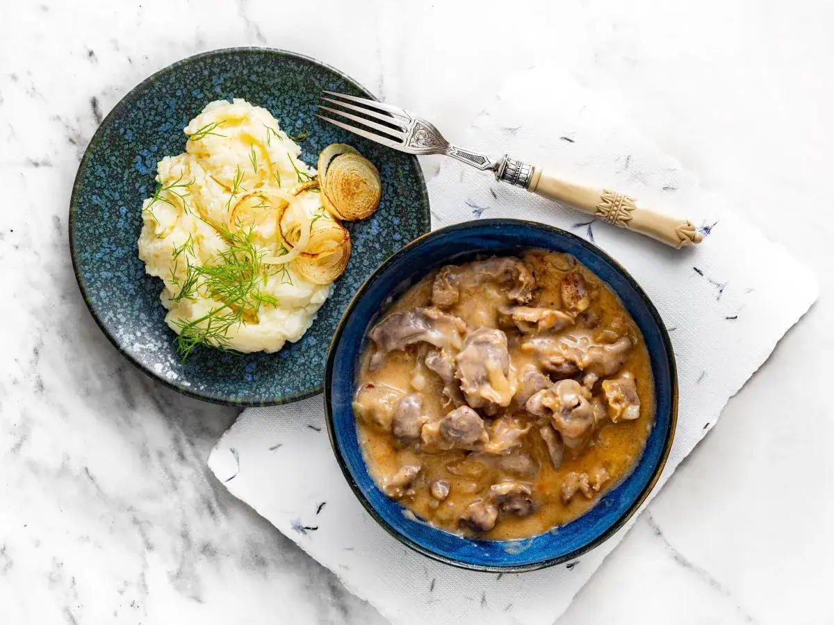 Gulasz z żołądków drobiowych: sekret miękkości i smaku