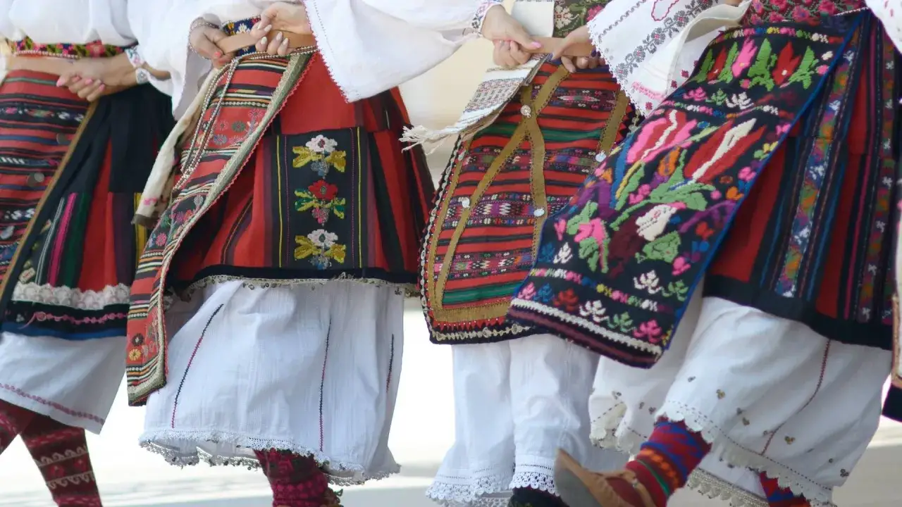 Tancerki w barwnych, tradycyjnych strojach ludowych, tworzące barwny korowód podczas jednego z festiwali w Polsce.