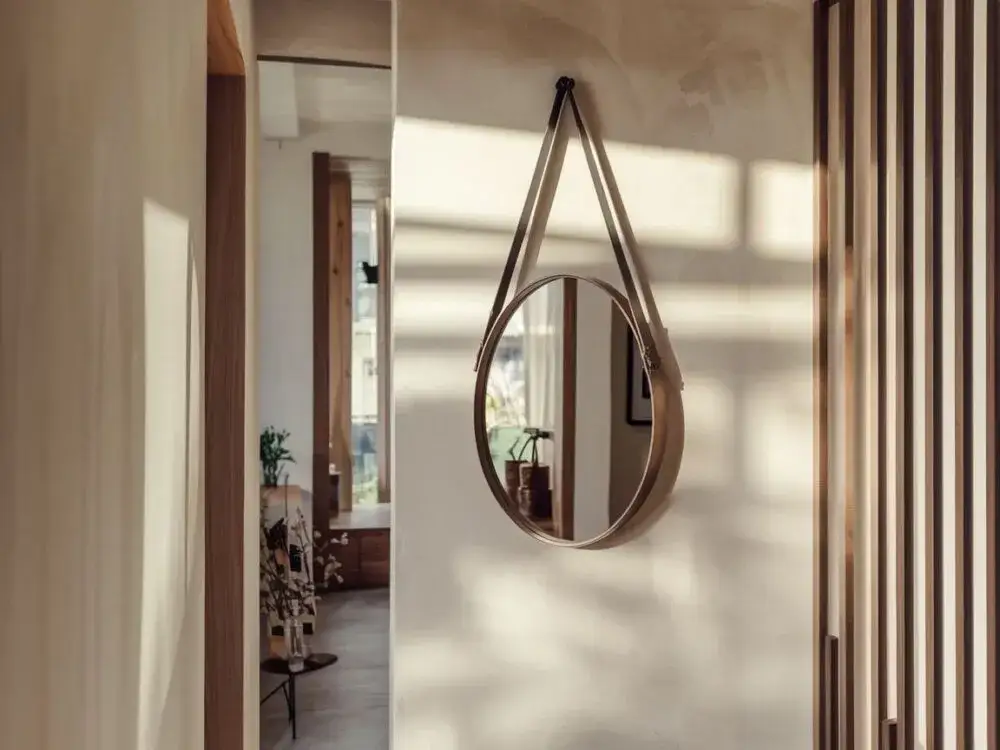 Gdzie powiesić lustro w przedpokoju, aby optycznie powiększyć przestrzeń?