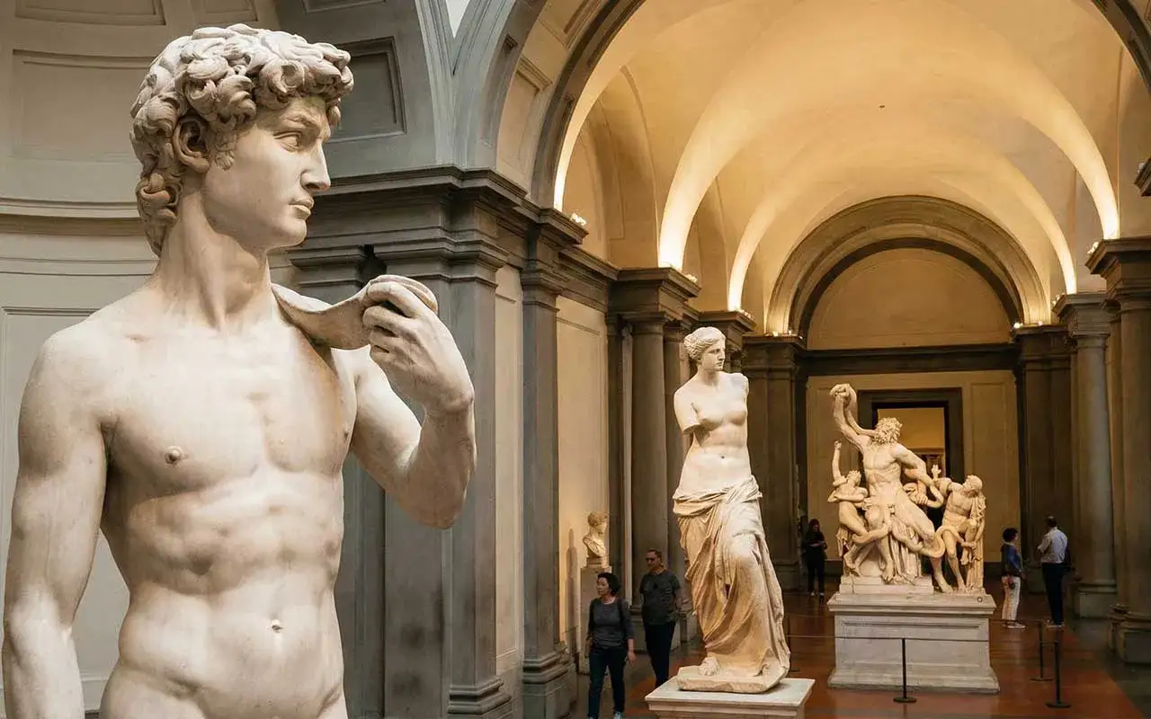 Rzeźby w muzeum: Dawid, Wenus z Milo i inne arcydzieła.