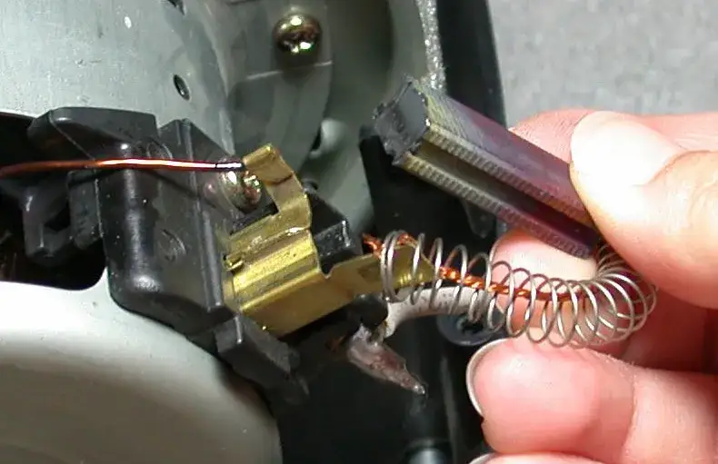 Objawy zużytych szczotek w wiertarce – jak je rozpoznać i naprawić?