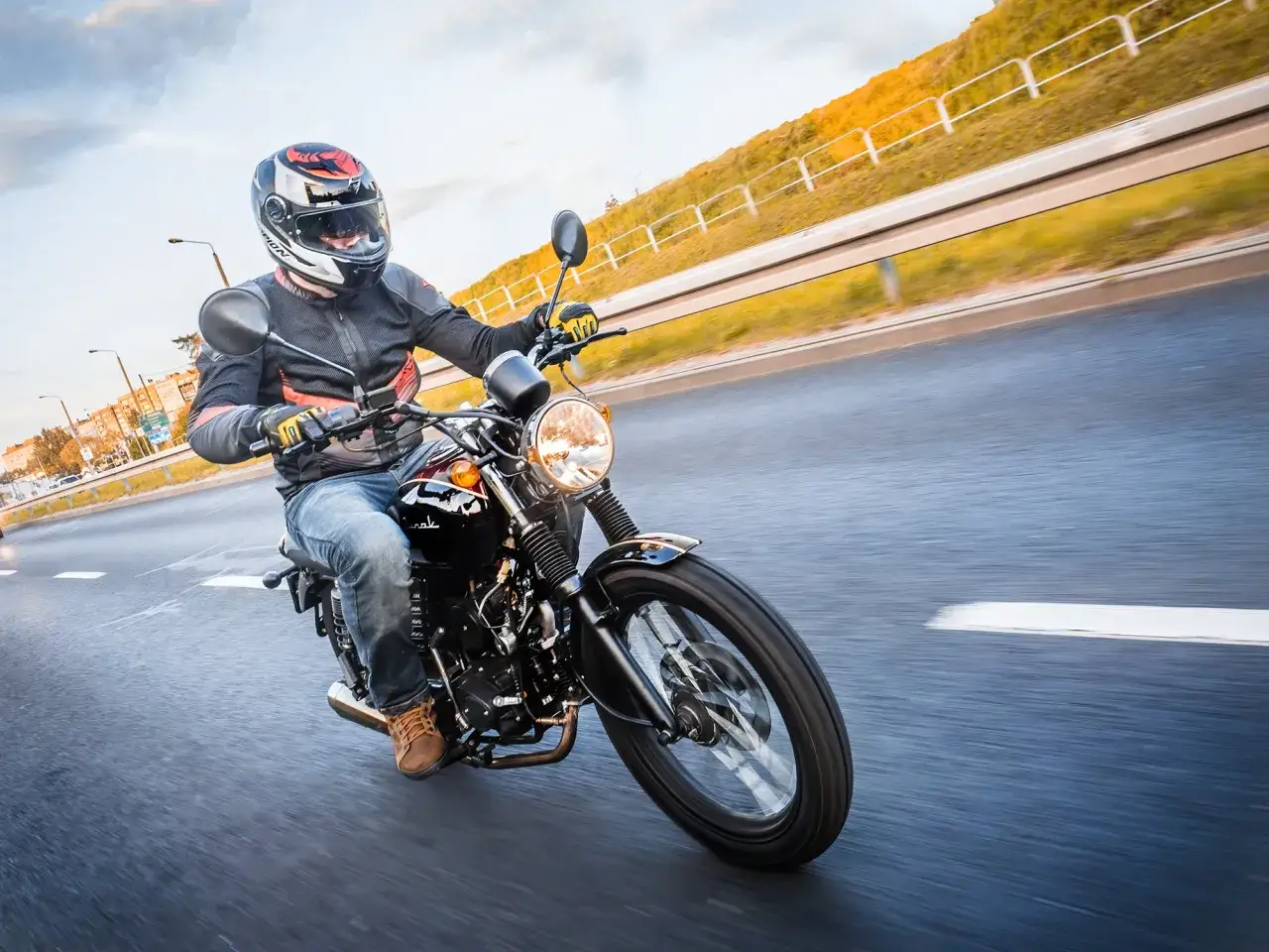 Czy motorowerem można jeździć bez prawa jazdy? Sprawdź, kto może!