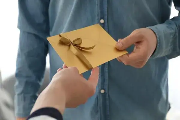 Jak grzecznie odmówić zaproszenia na imprezę bez urazy i z szacunkiem