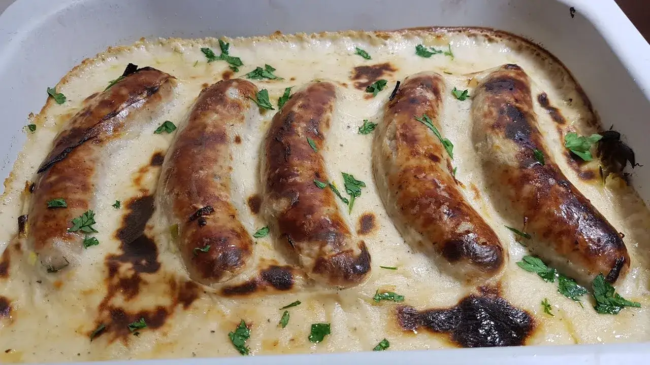 Pyszna kiełbasa w sosie śmietanowym – proste przepisy na każdą okazję