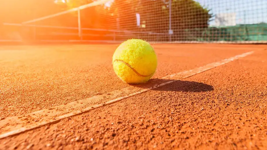 Dlaczego piłka tenisowa pokryta jest meszkiem? Odkryj jej tajemnice