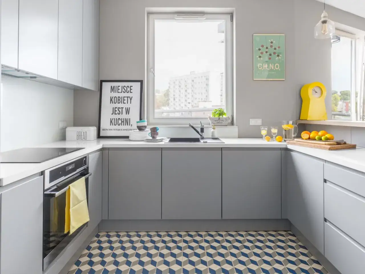 Wąska kuchnia w bloku: Odkryj patenty na max przestrzeń!