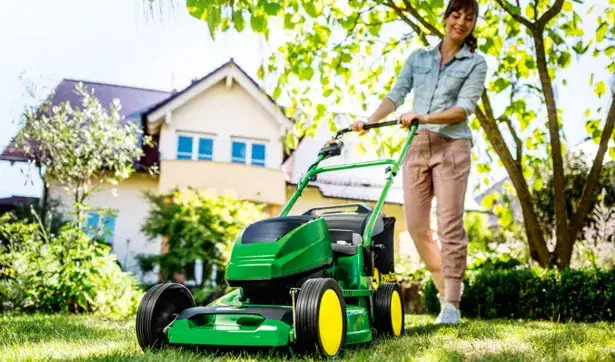 Najlepsze kosiarki spalinowe z silnikiem B&S – wybierz mądrze i oszczędzaj