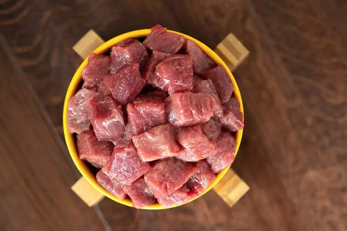 Surowe czy gotowane mięso dla szczeniaka? Jak wybrać mądrze?