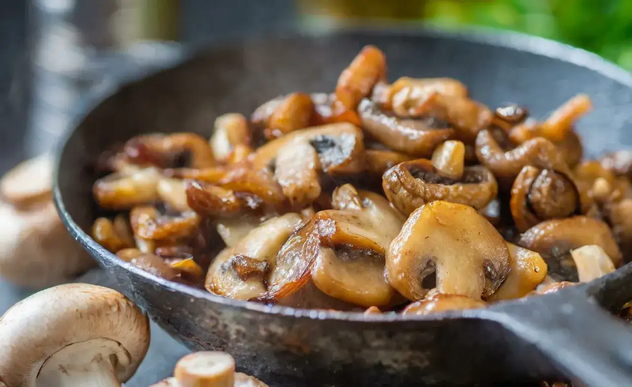 Czy warto podsmażyć pieczarki do pizzy? Sekret lepszego smaku i tekstury