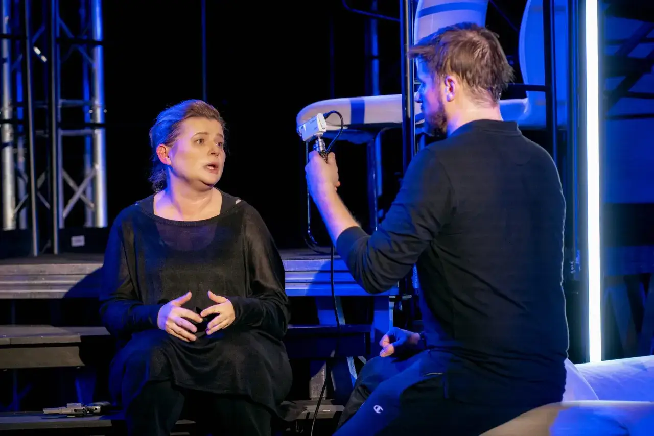 Śmierć i dziewczyna spektakl: kontrowersje, adaptacje i recenzje