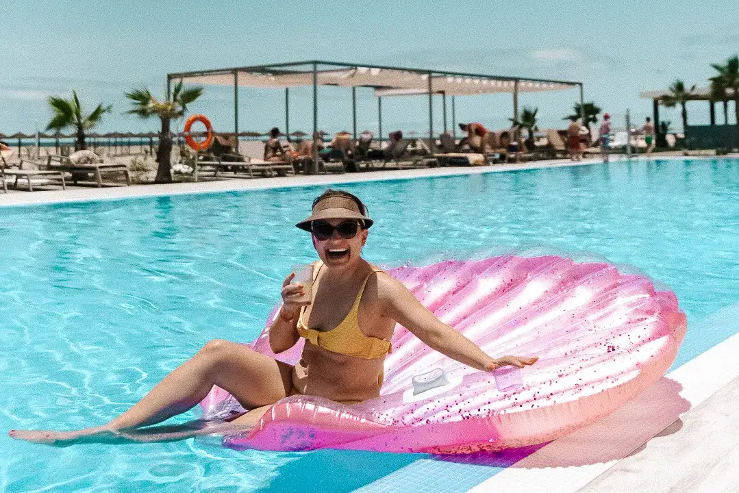 Materac dwuosobowy do pływania: Jak wybrać idealny na lato?