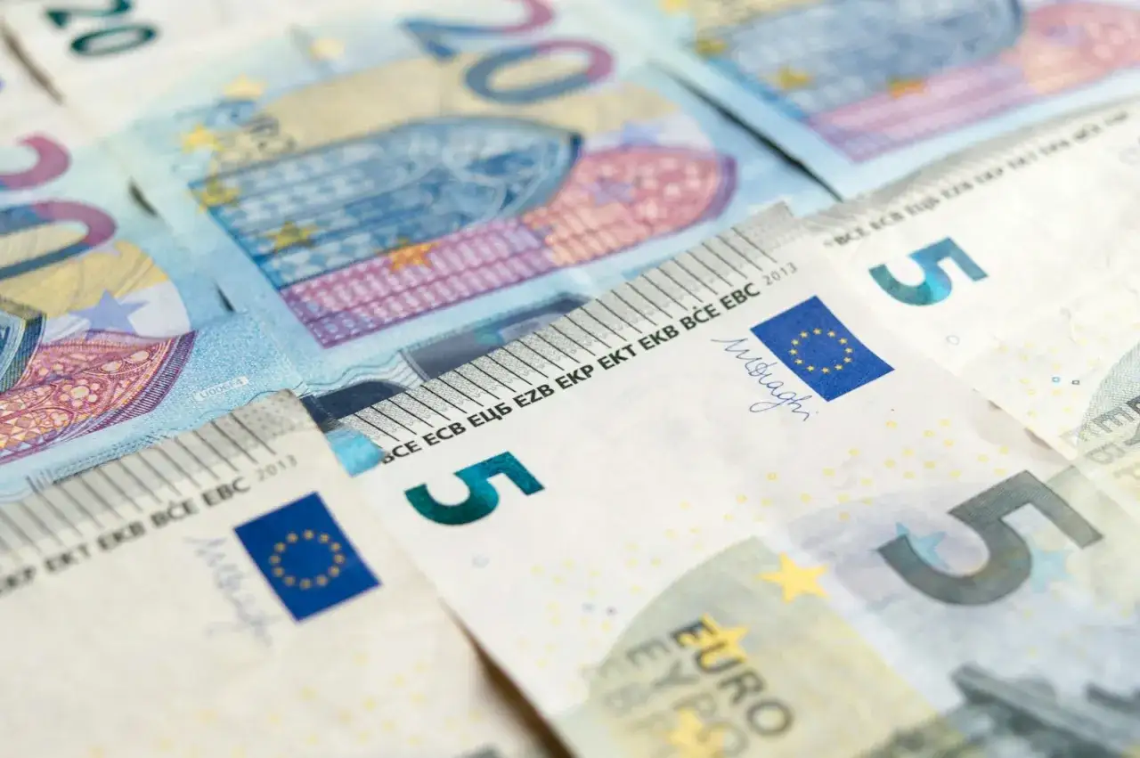 Zbliżenie na banknoty euro o nominałach 5 i 20.