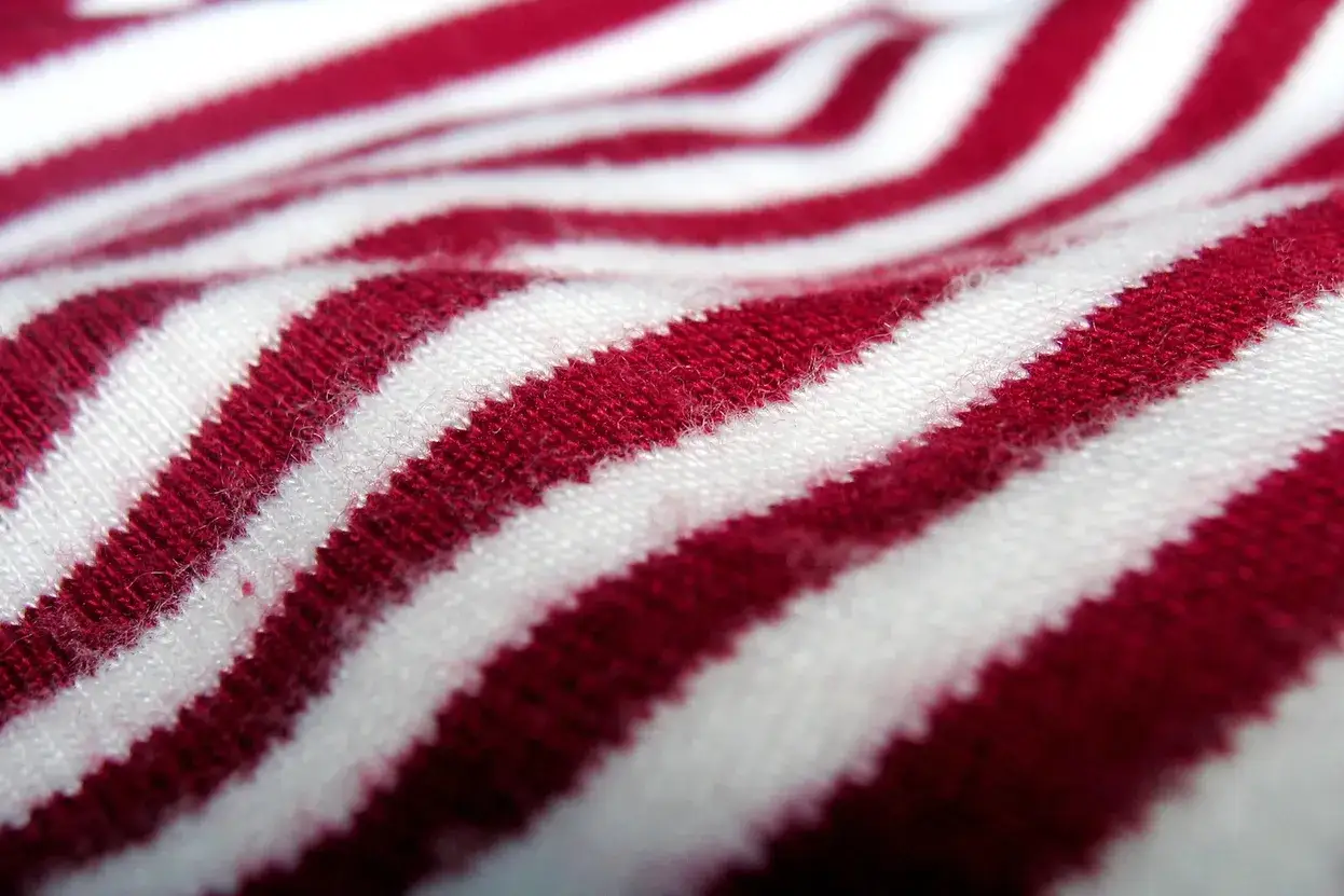 Czy materiał akryl się rozciąga? Odkryj prawdę o jego elastyczności