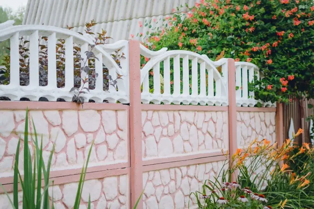 Ile kosztuje ogrodzenie betonowe? Poznaj ceny i ukryte koszty