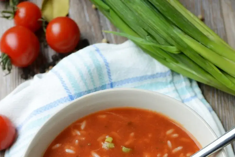 Czy zupa pomidorowa jest lekkostrawna? Odkryj jej właściwości trawienne