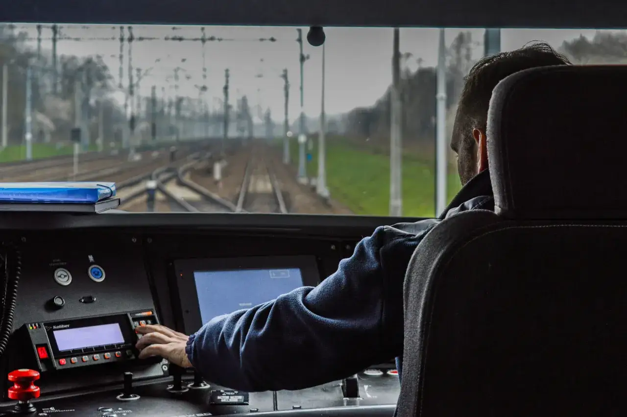 Jak dojechać do Jastrzębiej Góry pociągiem - najwygodniejsze opcje podróży