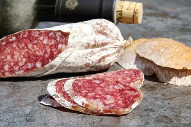 Kiełbasa pleśniowa: wyjątkowy smak i tajemnice produkcji, które musisz znać