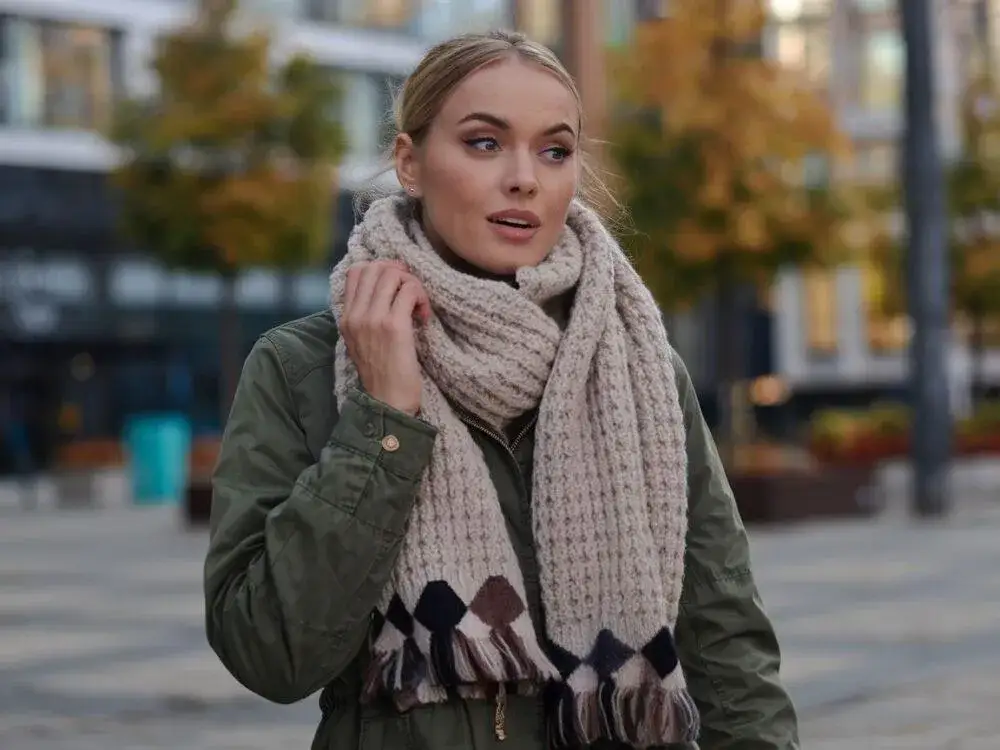 Jakie czapki i szaliki pasują do zielonej kurtki? Modne zestawy