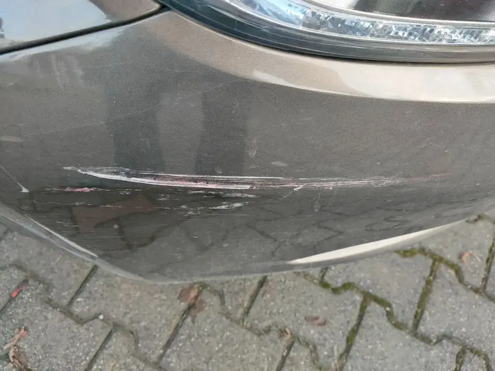 Ile za malowanie zderzaka? Sprawdź ceny i ukryte koszty malowania