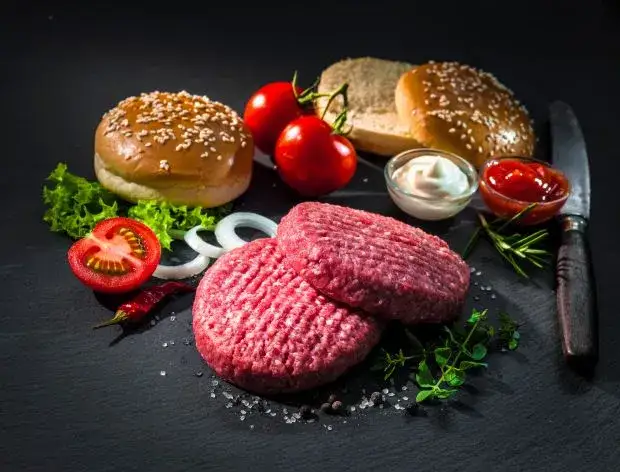 Jak zrobić domowe hamburgery z mięsa mielonego, które zachwycą smakiem