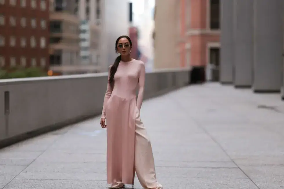 Jakie buty do różowo pudrowej sukienki, aby wyglądać zjawiskowo?