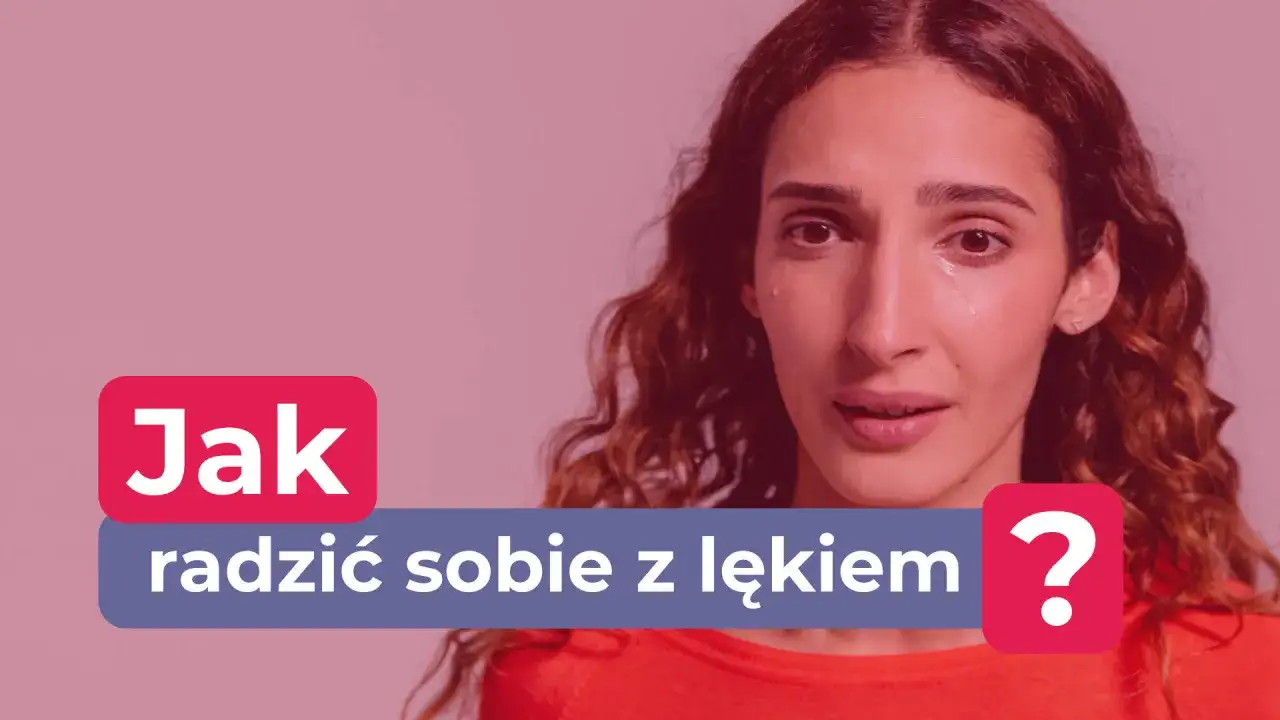 Kobieta z łzą w oku, tekst "Jak radzić sobie z lękiem?". Lęk antycypacyjny może być przytłaczający.