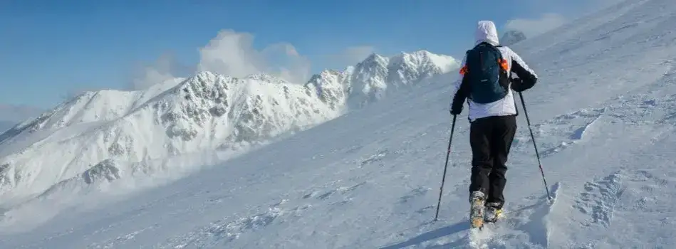 Bieganie po górach: Twój przewodnik po sprzęcie, technice i trasach