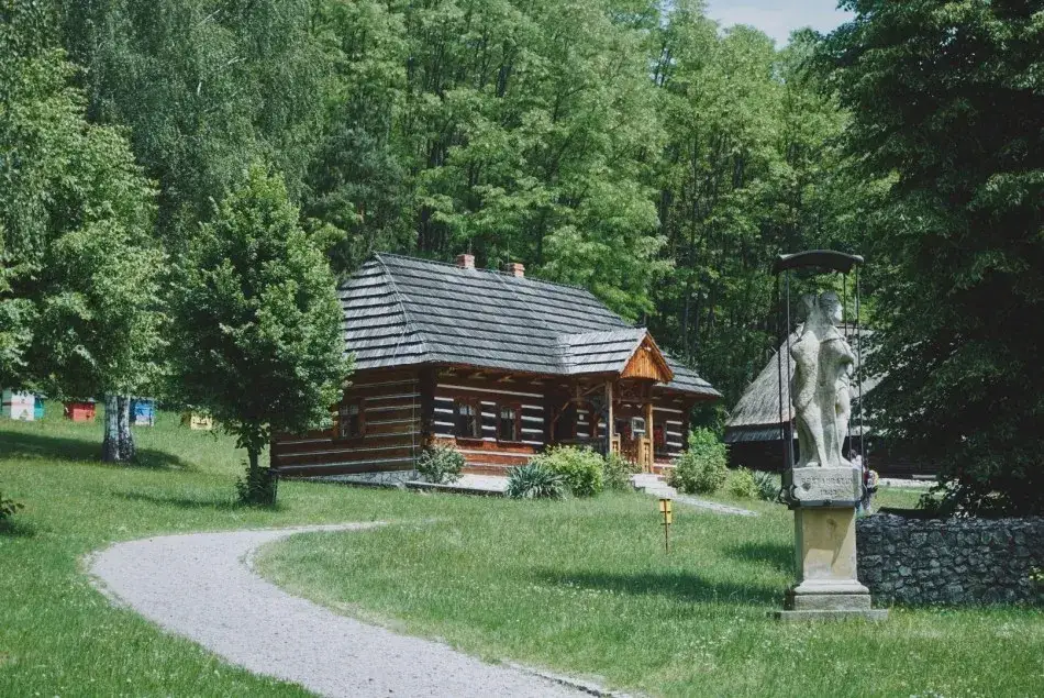 Skansen w Wygiełzowie: odkryj fascynującą historię i atrakcje