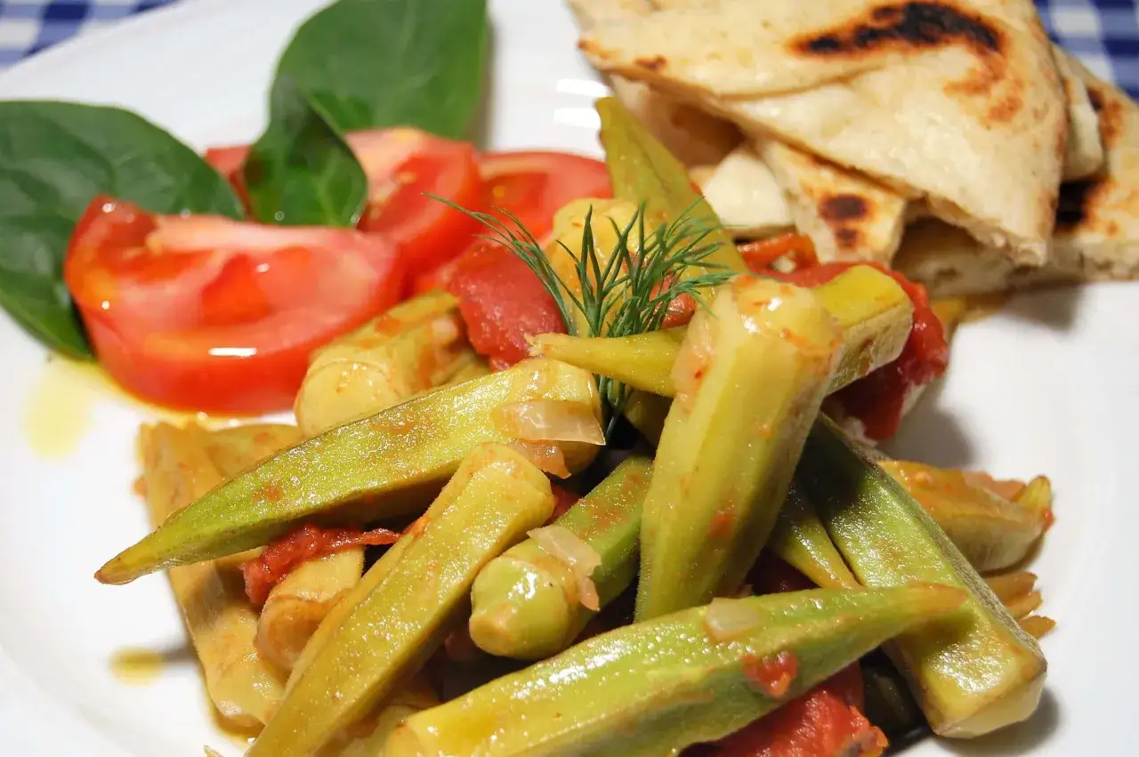 Pyszne okry z pomidorami i chlebkiem pita, jak z tawerny na Cykladach.