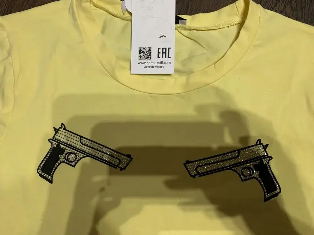 Pokaz co tam masz pod bluzką - co naprawdę oznacza ta fraza w Pistolet?