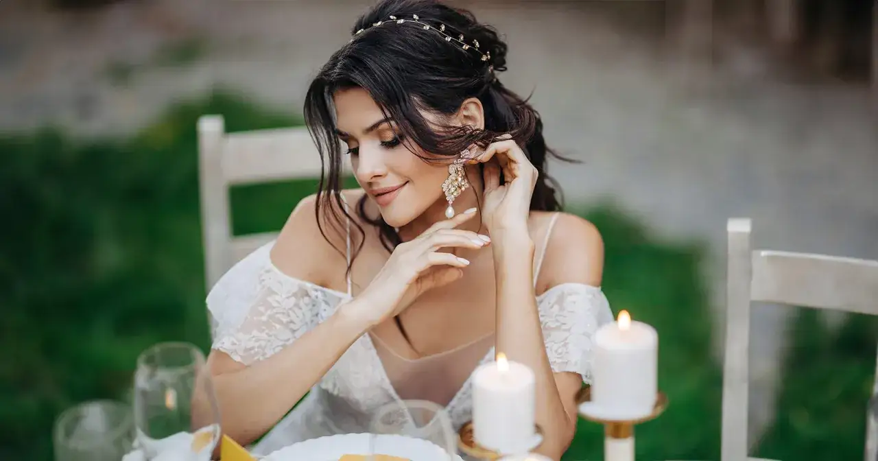 Kolczyki do sukni ślubnej: Jak wybrać idealne i uniknąć błędów?