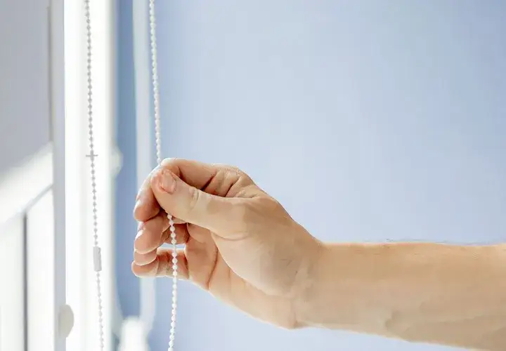 Jak naprawić roletę? Samodzielny poradnik, oszczędź na serwisie!