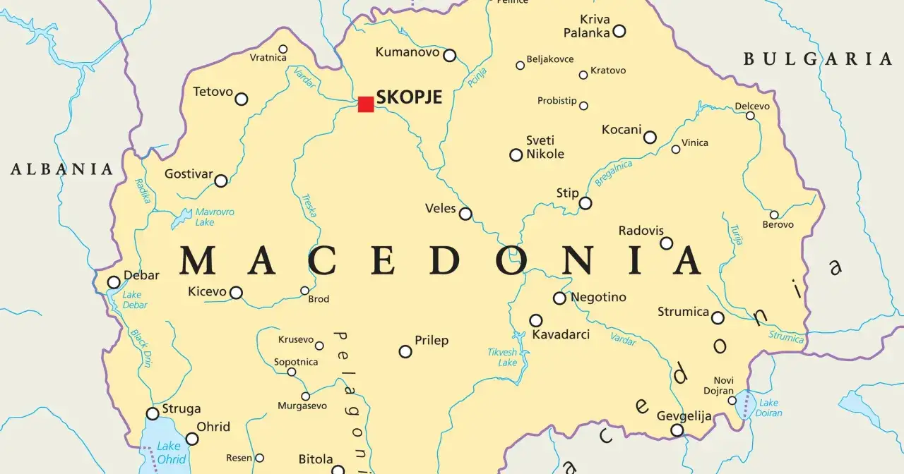 Mapa polityczna Macedonii, gdzie leży, z zaznaczonym Skopje, jeziorami i rzekami.