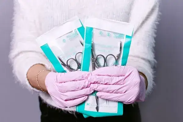 Skuteczne metody sterylizacji narzędzi do manicure, aby uniknąć zakażeń