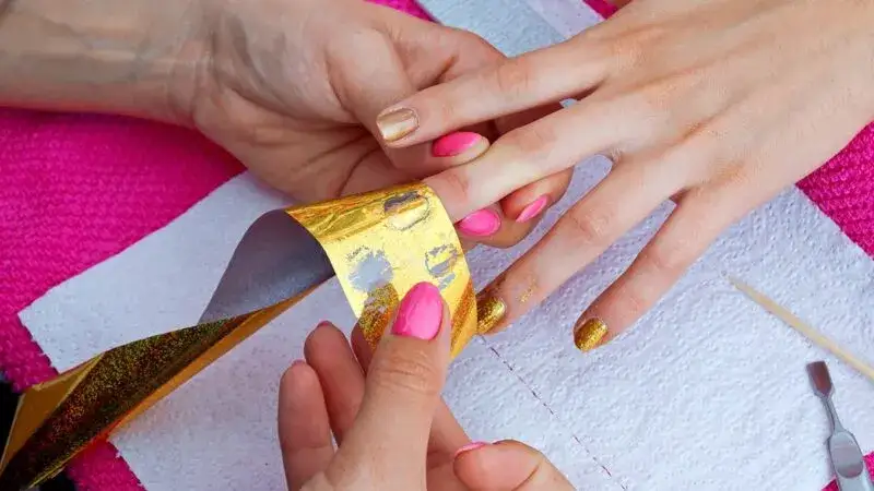 Perfekcyjna folia na paznokcie? Opanuj aplikację i unikaj błędów