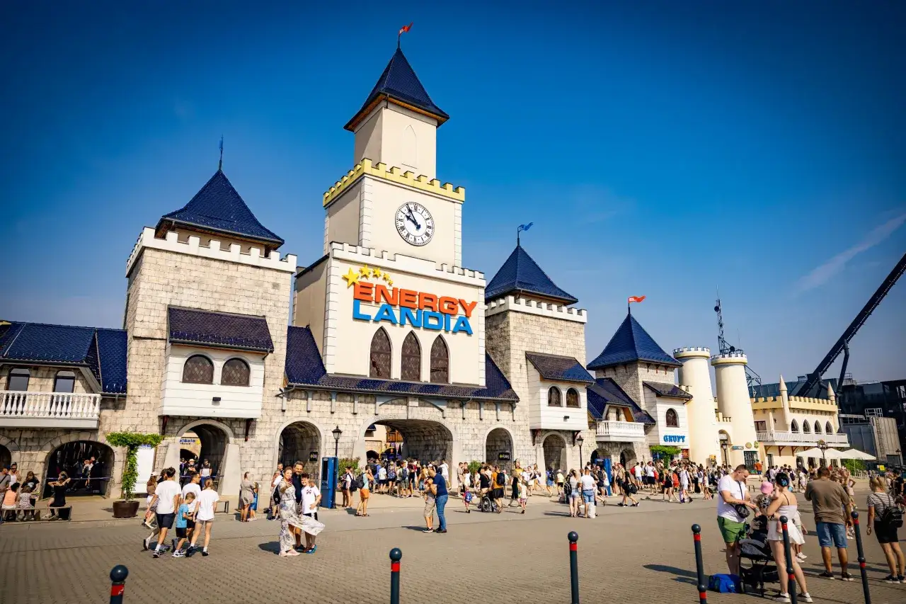 Jakie biuro podróży z dzieckiem oferuje najlepsze zniżki i atrakcje?