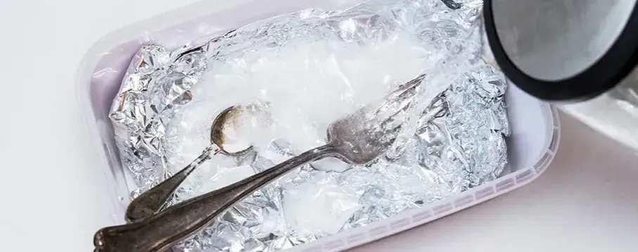 Wyczyść srebro octem i sodą: Szybki, domowy sposób na blask