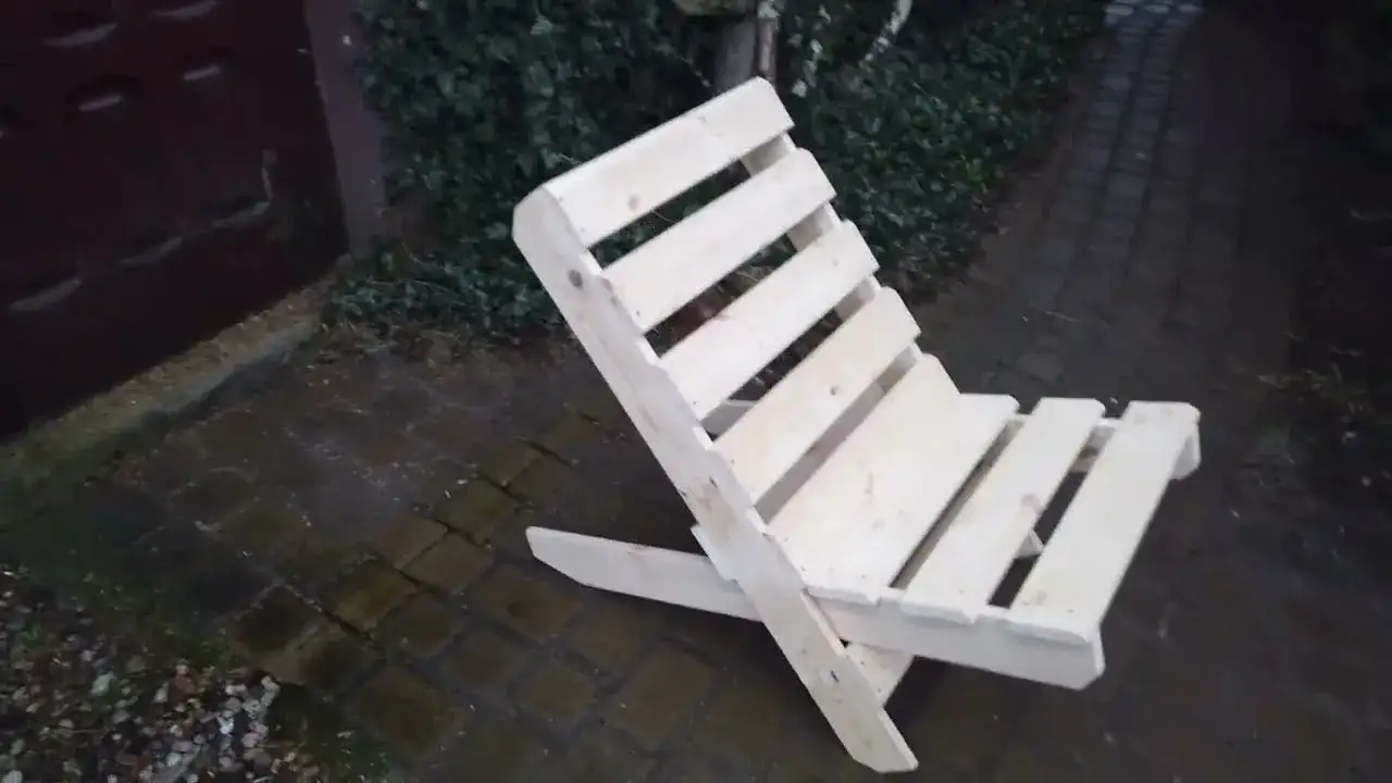 Jak zrobić krzesła z palet - proste kroki na piękne meble DIY